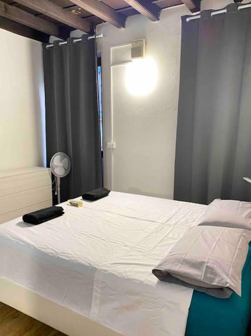 Low-Cost Teatro Romano Apartment เวโรนา ภายนอก รูปภาพ