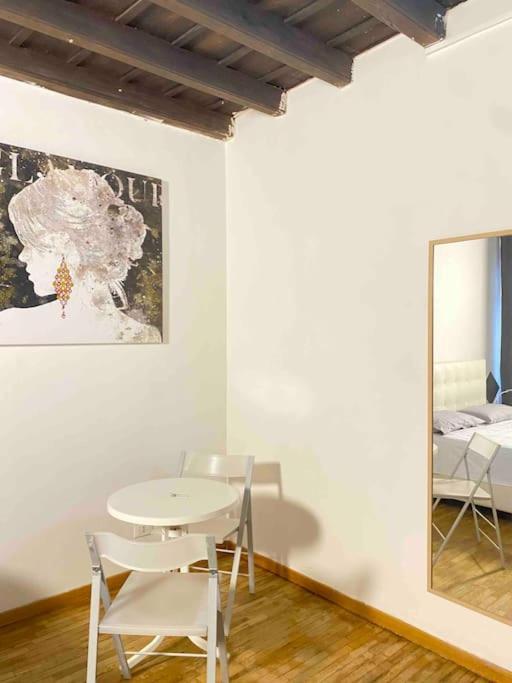 Low-Cost Teatro Romano Apartment เวโรนา ภายนอก รูปภาพ
