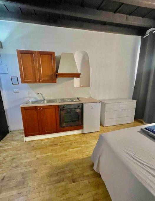 Low-Cost Teatro Romano Apartment เวโรนา ภายนอก รูปภาพ